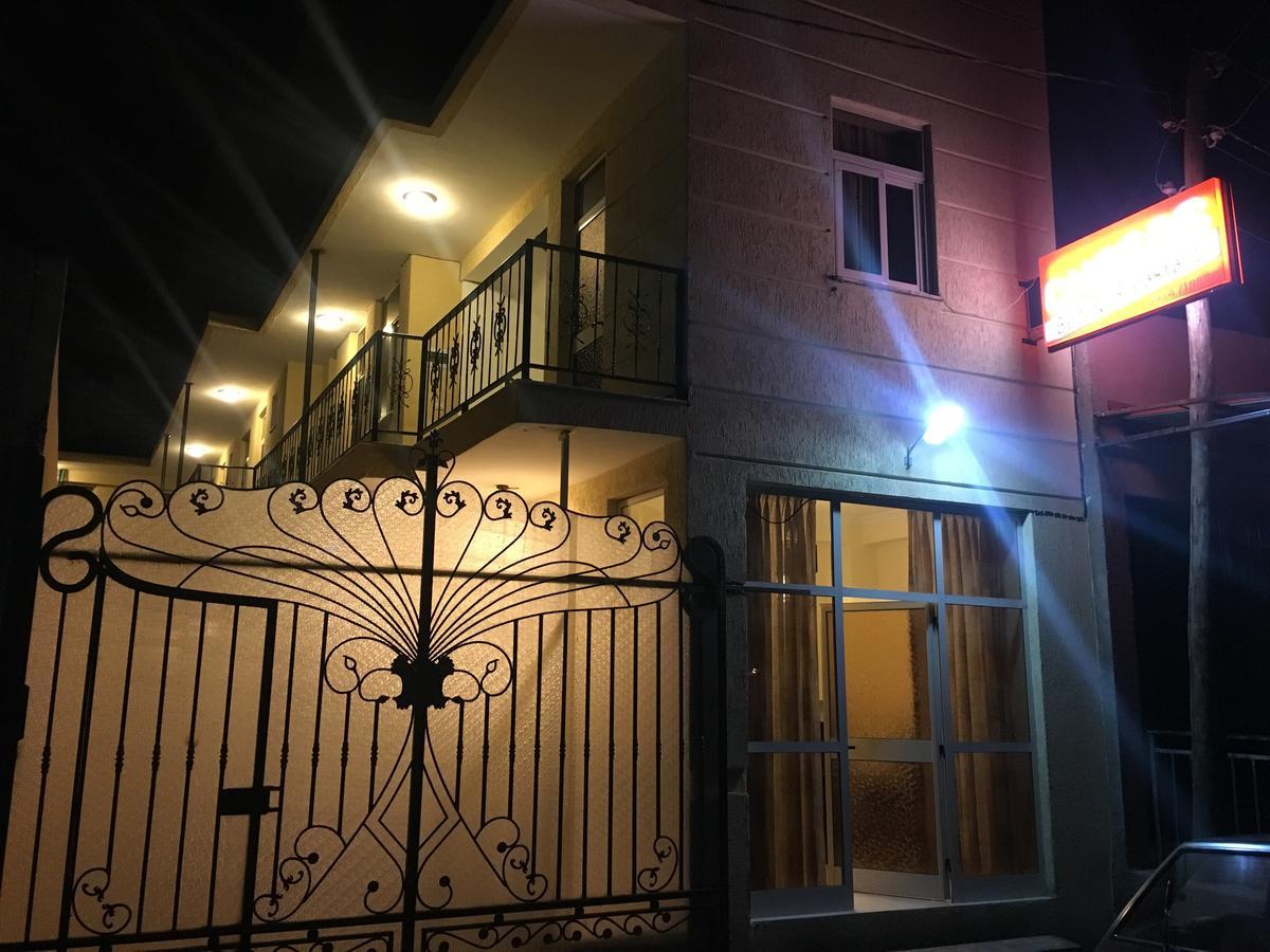 Cheers Bed & Breakfast Addis Abeba Exterior foto